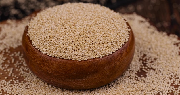 Foto grano di quinoa per la cottura di porridge sano