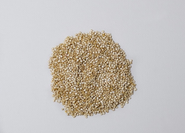 Photo quinoa groats porridge on white background