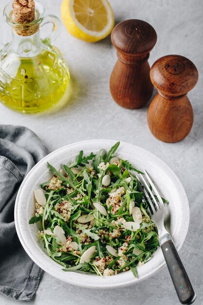 Quinoa groene salade met rucola en amandelen Vegetarische lunch bowl