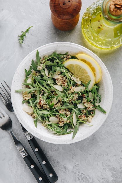 Quinoa groene salade met rucola en amandelen Vegetarische lunch bowl