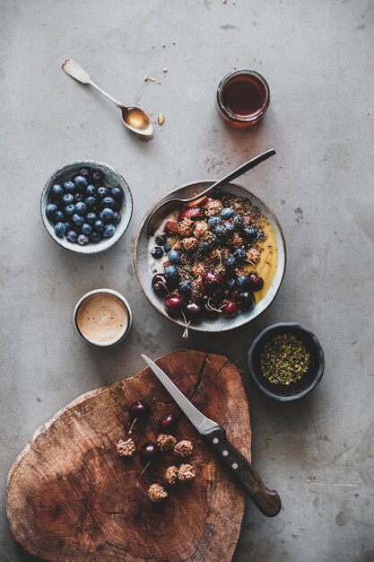 Quinoa haver granola met vers fruit en kopje koffie