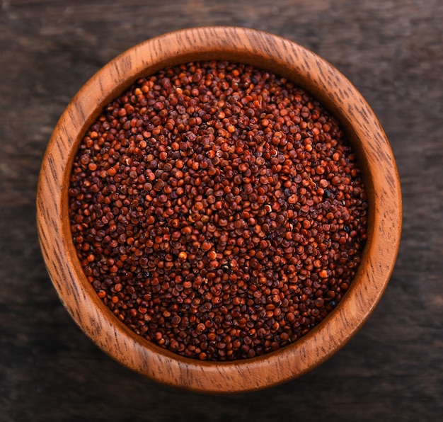 Quinoa in kom op houten tafel. bovenaanzicht