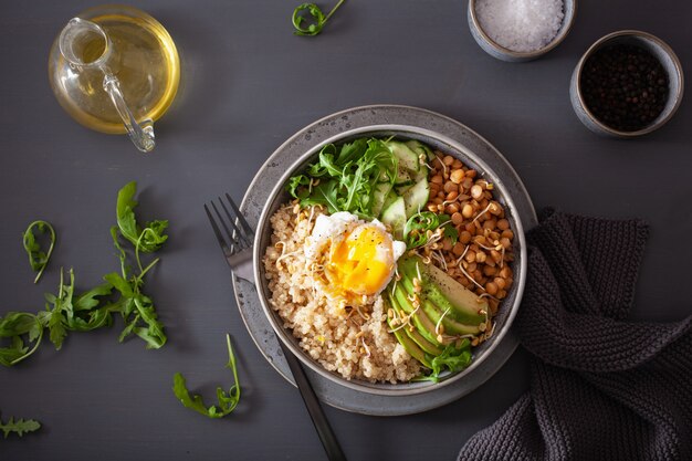 Quinoa kom met ei, avocado, komkommer, linzen. Gezonde vegetarische lunch