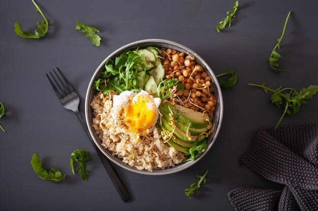 Quinoa kom met ei, avocado, komkommer, linzen. Gezonde vegetarische lunch