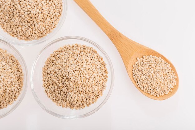 Quinoa korrels in kom geïsoleerd op witte achtergrond Chenopodium quinoa