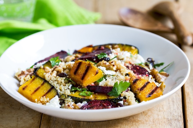 Quinoa met gegrilde pompoen en rode bietsalade van vinaigrette