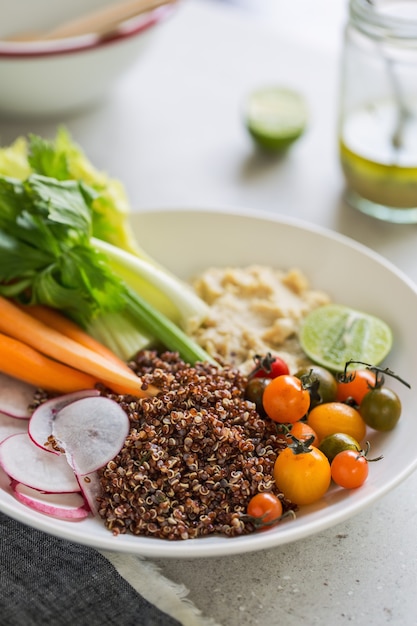 Quinoa met verse bleekselderij, wortel en hummussalade