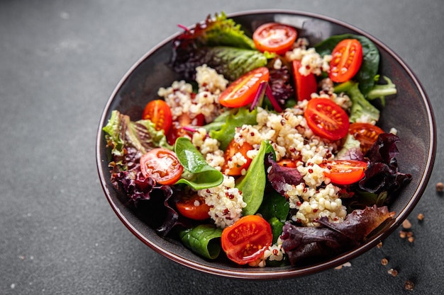 quinoa salade tomaat groen blad mix gezonde maaltijd voedsel snack op tafel kopie ruimte voedsel achtergrond