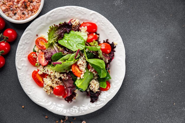 Quinoa salade tomaat groene sla mix gezonde maaltijd voedsel snack op tafel kopie ruimte voedsel