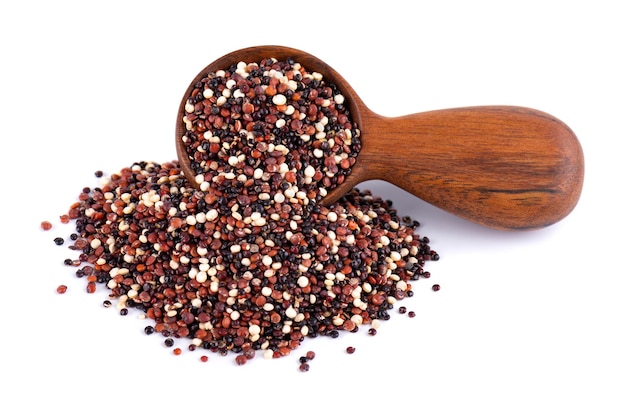 Semi di quinoa in cucchiaio di legno isolato su sfondo bianco mix di quinoa bianco rosso e nero