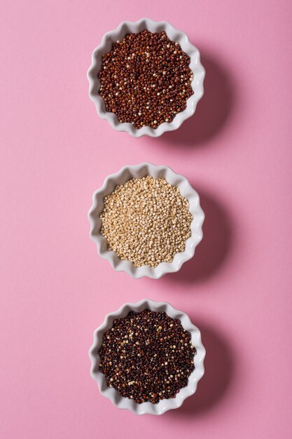 Photo quinoa in white bowls