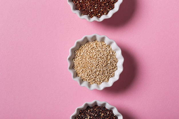 Photo quinoa in white bowls