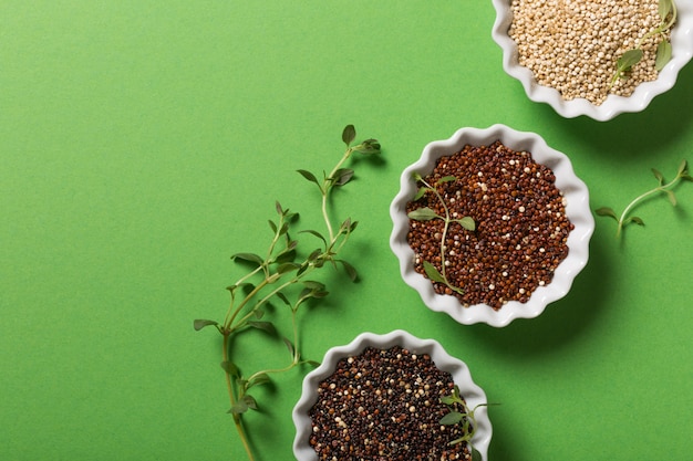 Foto quinoa in ciotole bianche