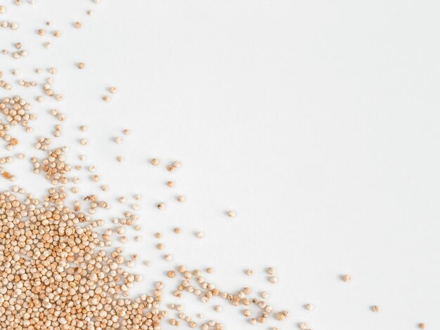 Foto quinoa on white isolated one edge