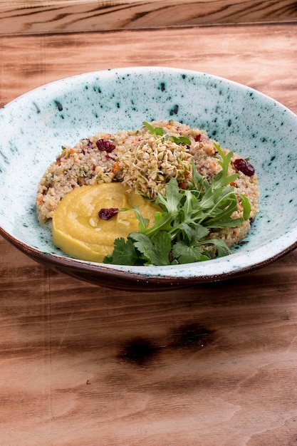 Quinoa con hummus e rucola