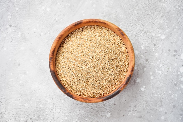 Quinoa in una ciotola di legno cibo biologico sano su uno sfondo di pietra vista dall'alto