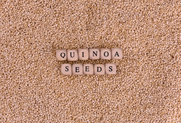 Quinoa zaden belettering op quinoa zaden achtergrond