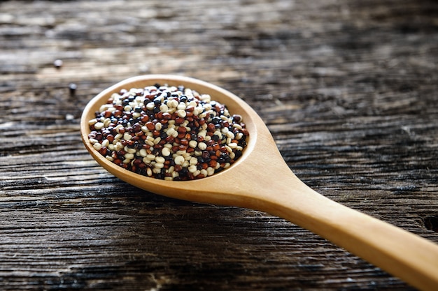 Quinoa zaden in lepel op hout