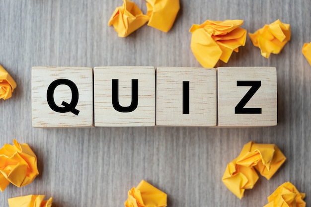 QUIZ-tekst houten kubus en verkruimeld papier