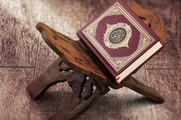 Corano - libro sacro dei musulmani, scena nella moschea al tempo del ramadan