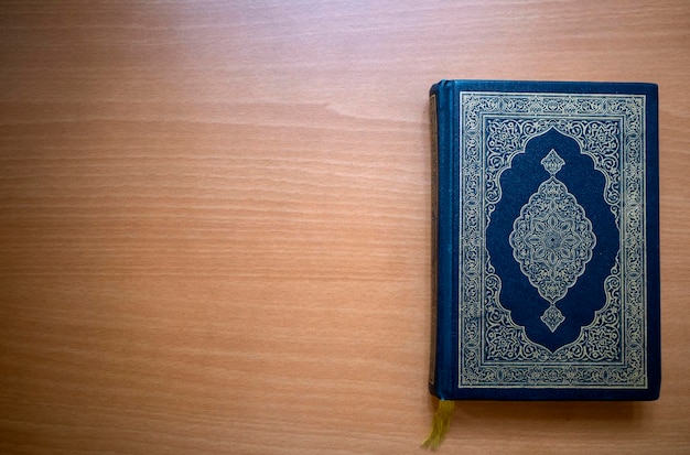 Photo the quran the holy book of muslims on a wooden table