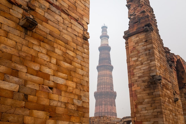 Qutb Minar는 인도 델리의 Mehrauli 지역에있는 세계 문화 유산 인 Qutb 단지의 일부를 형성하는 미나렛입니다.