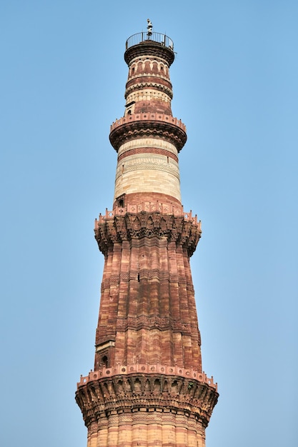Часть башни минарета Кутб-Минар Комплекс Кутб в Южном Дели, Индия, большая башня-минарет из красного песчаника