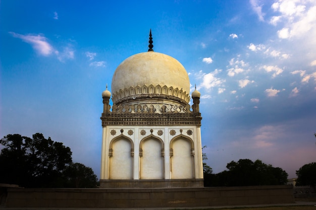 Qutb Shahi 왕조 하이데라바드 인도의 여러 왕이 지은 Qutb Shahi 무덤 모스크