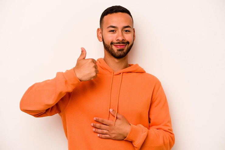 Foto raakt buik glimlacht zachtjes eten en tevredenheid concept