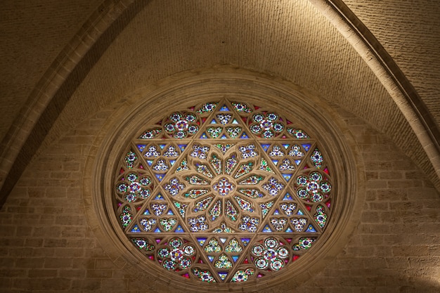 Raam detail interieur van een gotische katholieke kathedraal