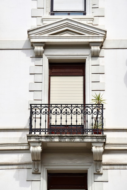 raam en balkon op de ingebouwde façade