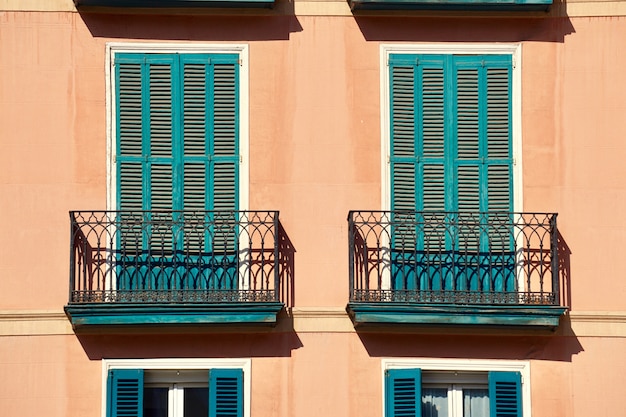 raam en balkon op de ingebouwde façade