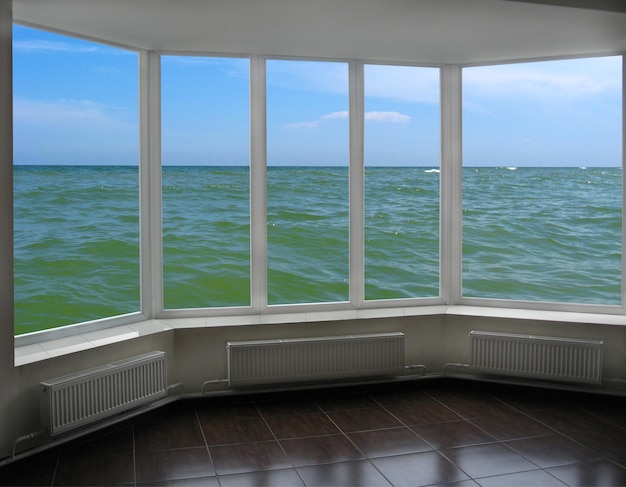 raam met een prachtig uitzicht op de zee golven