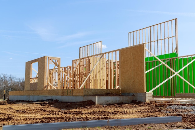 raam van een nieuw huis tegen een blauwe hemel