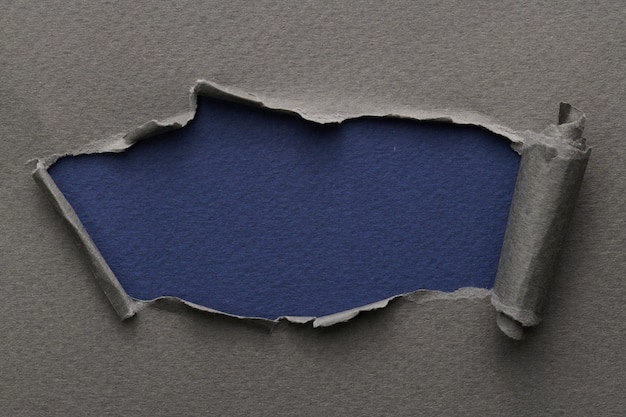 Raam van gescheurd papier met gescheurde randen Venster voor tekst met kopieerruimte blauwe grijze kleuren stukjes notitieboekpagina's Abstracte achtergrond