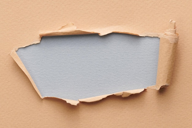 Raam van gescheurd papier met verscheurde randen Venster voor tekst met kopieerruimte grijze beige kleuren stukjes notitieboekpagina's Abstracte achtergrond
