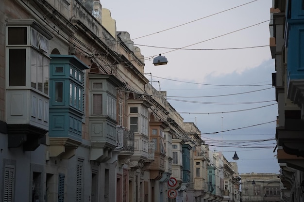 Rabat middeleeuws dorp straatbeeld gebouw in Malta geschilderde boogvensters