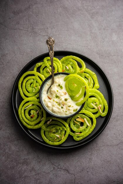 Photo rabdi jalebi green jilebi or imarati with rabri made from condensing milk indian dessert