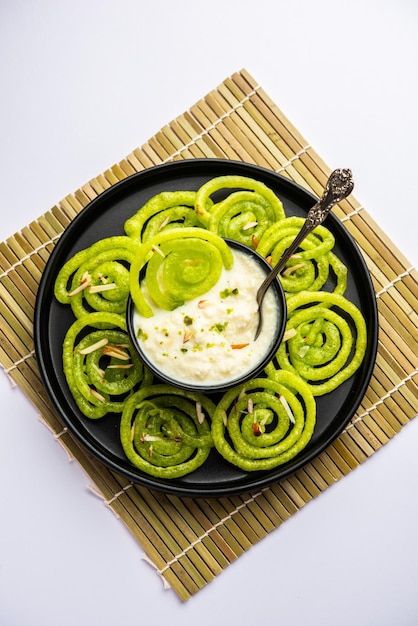 Rabdi jalebi groene jilebi of imarati met rabri gemaakt van condenserende melk indiaas dessert