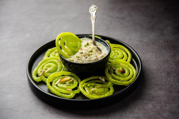 Rabdi Jalebi Groene jilebi of imarati met Rabri gemaakt van condenserende melk Indiaas dessert