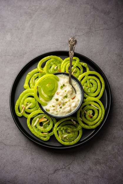 Rabdi Jalebi Groene jilebi of imarati met Rabri gemaakt van condenserende melk Indiaas dessert