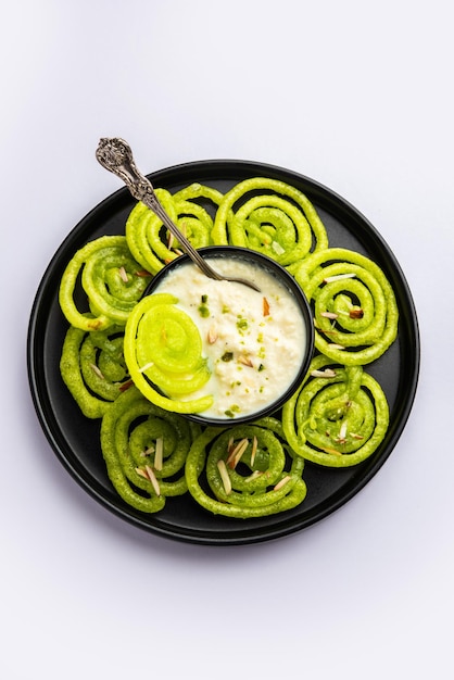 Rabdi Jalebi Groene jilebi of imarati met Rabri gemaakt van condenserende melk Indiaas dessert