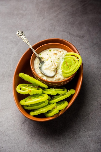 Rabdi Jalebi Groene jilebi of imarati met Rabri gemaakt van condenserende melk Indiaas dessert