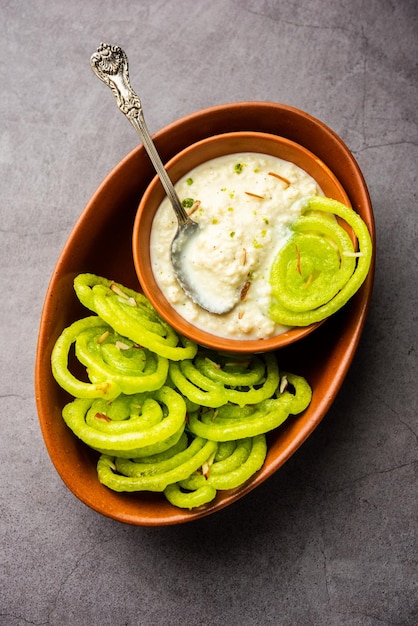 Rabdi Jalebi Groene jilebi of imarati met Rabri gemaakt van condenserende melk Indiaas dessert