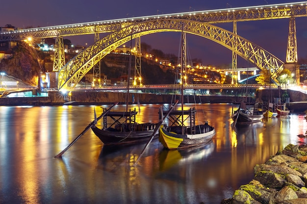 Barche di rabelo sul fiume douro, oporto, portogallo.