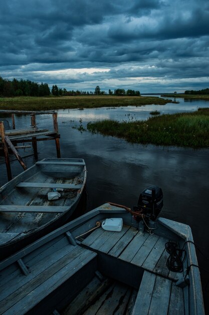 Rabocheostrovsk, Rusland - 13 augustus 2018: Vissersboten op de pier tijdens zonsondergang.