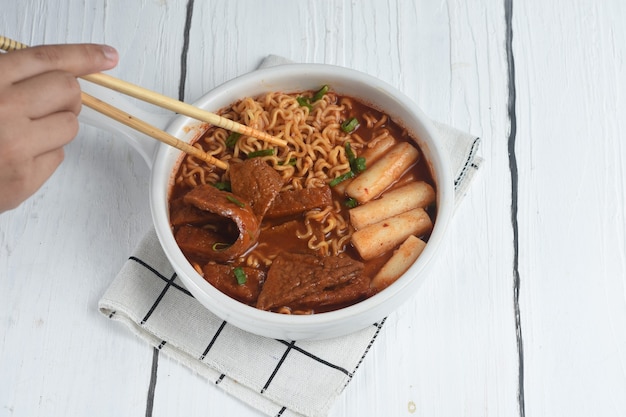 rabokki is Ramen of Koreaanse instant noedels en Tteokbokki in pittige Koreaanse saus