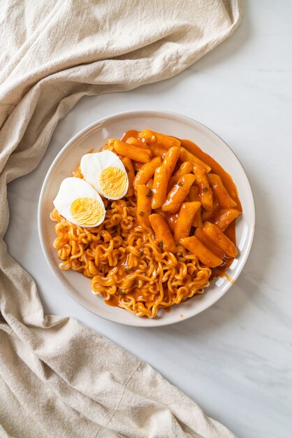 Rabokki (ramen o spaghetti istantanei coreani e tteokbokki) in salsa piccante coreana - stile coreano