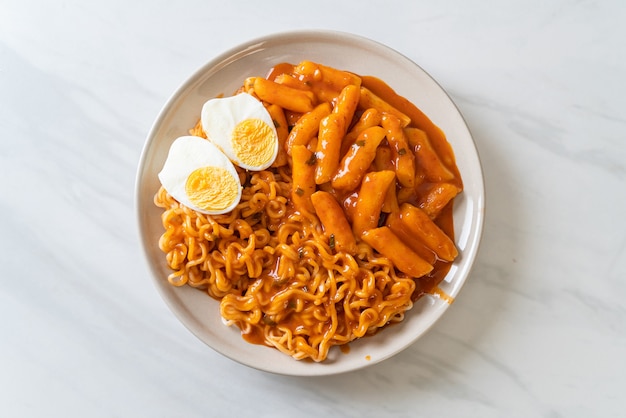 Rabokki (рамэн или корейская лапша быстрого приготовления и ттеокбокки) в остром корейском соусе. Корейский стиль еды