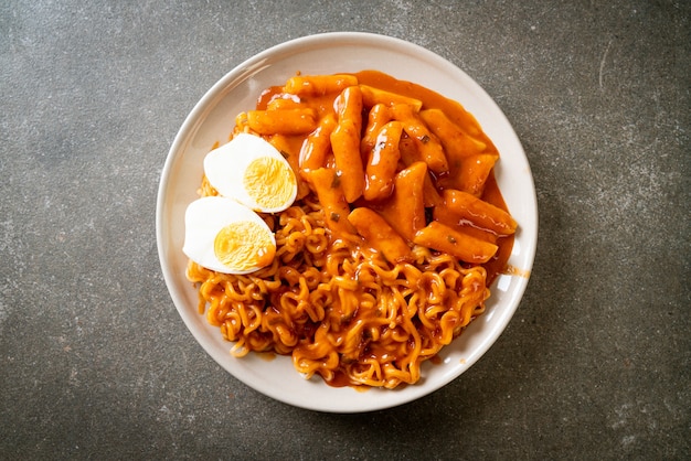 매운 한국 소스의 Rabokki (라면 또는 한국 인스턴트 국수와 떡볶이) - 한국 음식 스타일